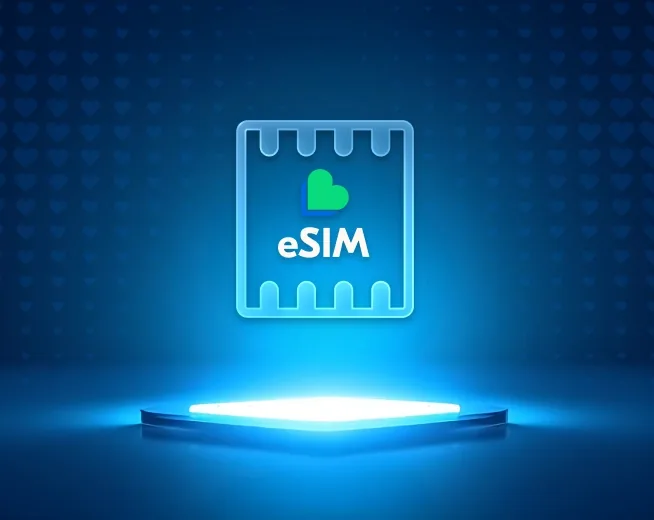 Lyca Mobile eSIM pictogram zwevend boven een verlicht plateau op blauwe achtergrond, mobiele banner