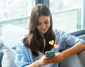 Vrouw kijkt lachend naar haar smartphone, mobiele headerafbeelding voor artikel over databundel kiezen