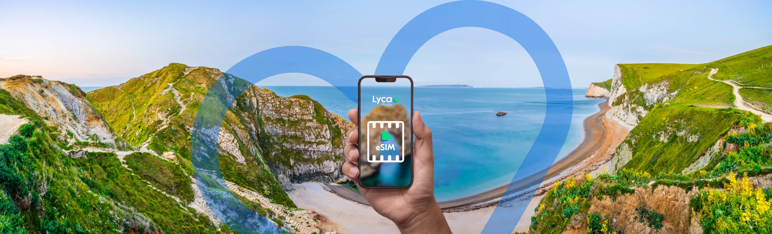 Reiziger gebruikt een eSIM op een mobiele telefoon tijdens vakantie in Europa