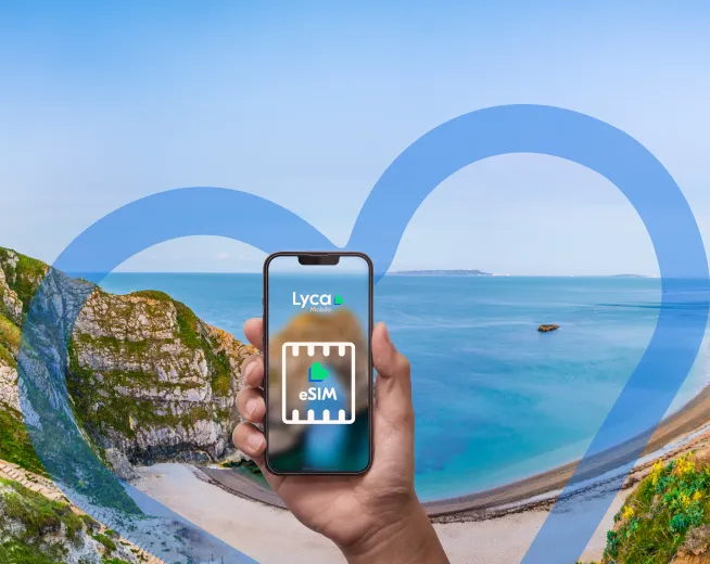 Holiday traveller staying connected in Europe with an eSIM