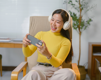 A woman playing games using unlimited high-speed data